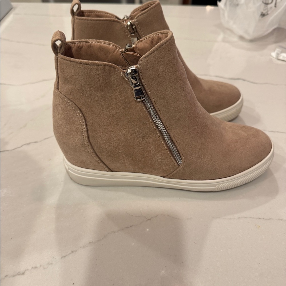 Women's Moda Comfort Beige Suede Ankle Boots